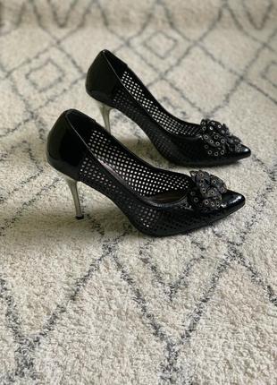 Жіночі шкіряні чорні туфлі лодочки на шпильці з перфорацією, туреччина, 38-39р