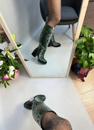 Екслюзивні чоботи з італійської шкіри рептилія жіночі на підборах зелені чорні5 фото