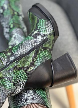 Екслюзивні чоботи з італійської шкіри рептилія жіночі на підборах зелені чорні6 фото