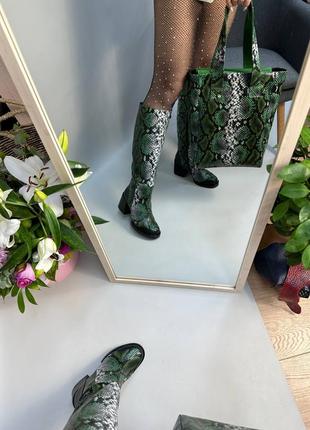 Екслюзивні чоботи з італійської шкіри рептилія жіночі на підборах зелені чорні10 фото