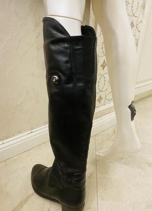 Чёрные зимние натуральные кожаные сапоги ботфорты на низком каблуке5 фото