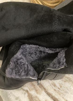 Чёрные зимние натуральные кожаные сапоги ботфорты на низком каблуке9 фото