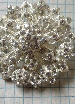 Брошь модная стильная.