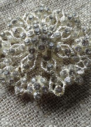Брошь модная стильная.