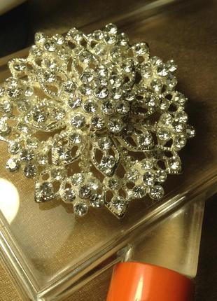 Брошь модная стильная.