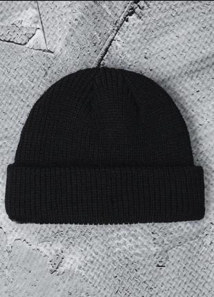 Шапка міні біні чорна  докер докерка вище вух кусто в’язана  коротка вкорочена кроп рубчик з підворотом отворотом жіноча чоловіча  червона бежева