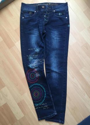 Джинсы с вышивкой desigual