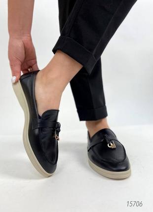 Распродажа натуральные кожаные черные туфли - лоферы на серо - бежевой подошве 39р.