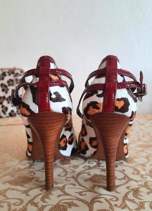Леопардовые кожаные туфли с ремешком на каблуке3 фото