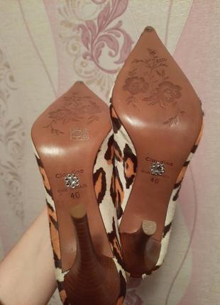 Леопардовые кожаные туфли с ремешком на каблуке5 фото