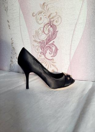 Черные текстильные туфли на высоком каблуке