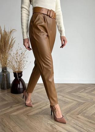 Еко-шкіряні брюки з ремнем2 фото