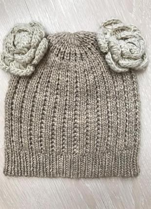 Очень красивая и стильная брендовая вязаная шапочка.