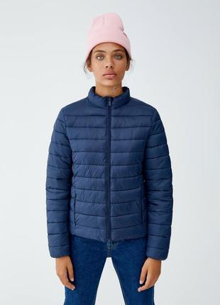 Легкая стеганая куртка от pull & bear