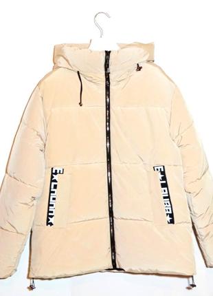 Жіноча зимова куртка кольору беж