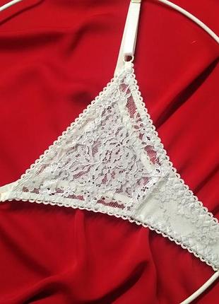 Серебристые кружевные трусики тонг