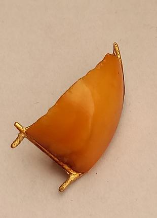 Брошка бурштин позолта