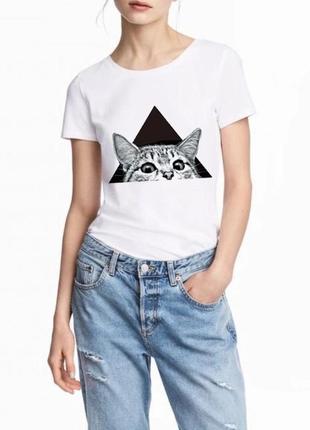 Летняя женская футболка хлопковая белая с принтом кота в черном треугольнике