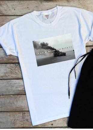 Чоловіча патріотична футболка з принтом "потрачено" біла