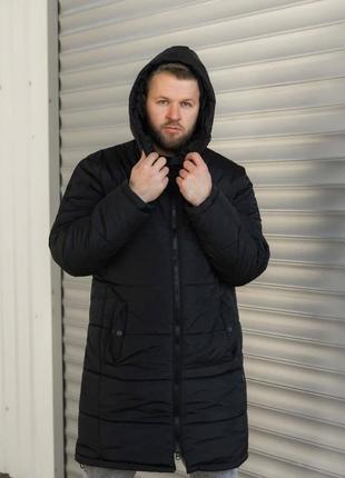 Мужская черная зимняя куртка удлиненная с капюшоном и утеплителем