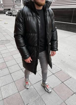 Чоловіча зимова куртка тепла куртка з еко шкіри на синтепусі з капюшоном чорного кольору