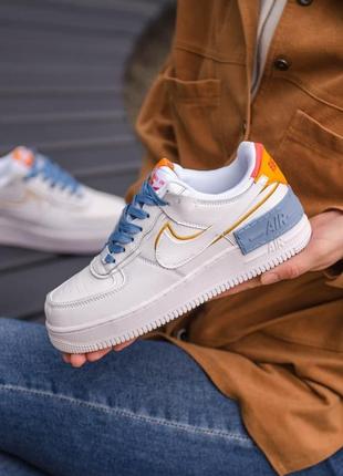 Белые женские кеды стиль nike air force 1 shadow  кожаные повседневные форсы с голубыми шнурками