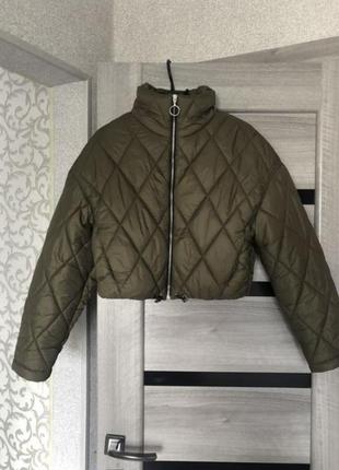 Стильна коротка куртка хакі на замку короткая куртка хаки1 фото