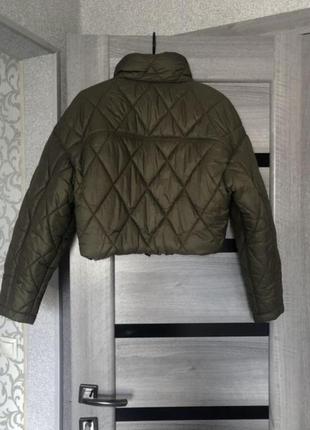 Стильна коротка куртка хакі на замку короткая куртка хаки5 фото