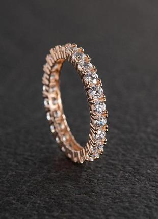 Кольцо с дорожкой камней в красном золоте 
к07200