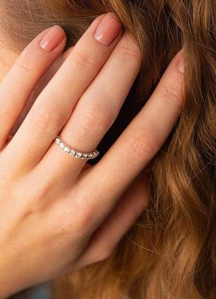 Золотое кольцо с дорожкой камней (бриллианты) 
кб0453ca5 фото