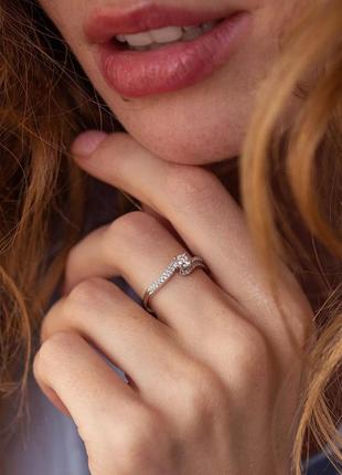 Золотое помолвочное кольцо с бриллиантами 
к252са4 фото