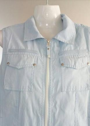 Жилет ніжно-блакитного кольору. дуже крутий на замку