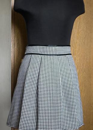 Мини-юбка с трендовым принтом4 фото