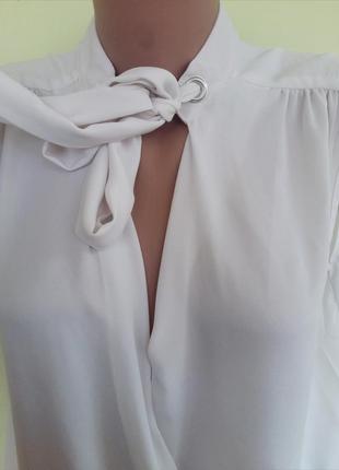 Белоснежная блуза на запах с завязкой2 фото