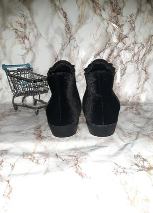 Чорні оксамитові демі черевики із зауженними носочками та резинками-вставками7 фото