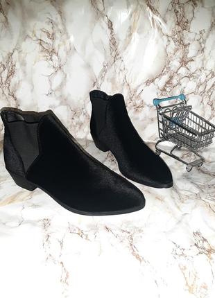 Чорні оксамитові демі черевики із зауженними носочками та резинками-вставками