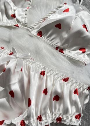 Милый комплект нижнего женского белье с красными сердечками