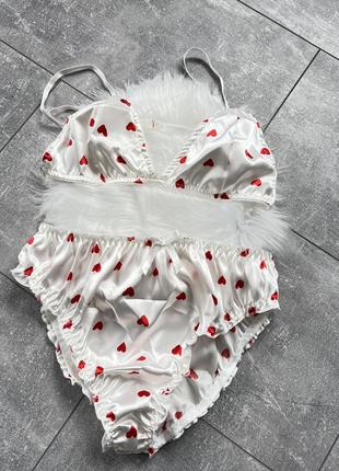 Милый комплект нижнего женского белье с красными сердечками
