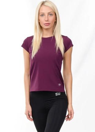 Спортивная женская футболка цвета марсал