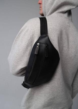 Велика та містка сумка-бананка.