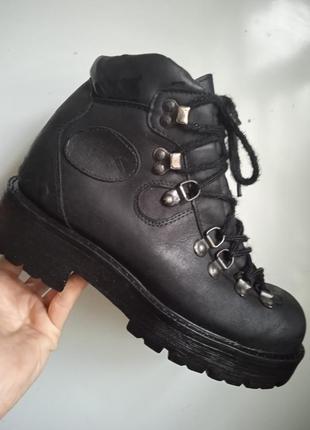 Ботинки на тракторной подошве.