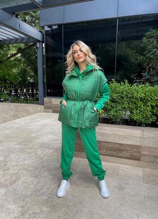 Женский спортивный костюм зеленый на флисе теплый кофта худи штаны джоггеры и жилетка плащевка2 фото