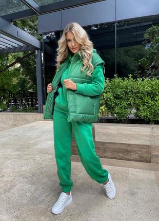 Жіночий зелений спортивний костюм трійка на флісі теплий кофта худі штани джогери і жилетка плащівка1 фото