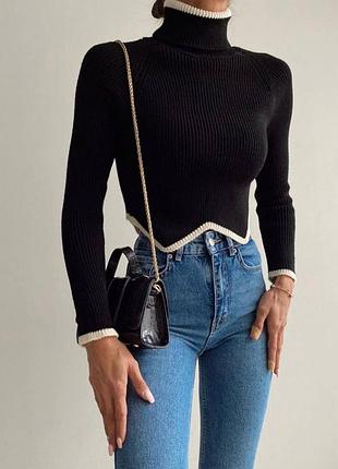 Женский укороченный вязаный свитер асимметричный с высоким воротником