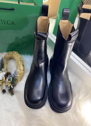 Жіночі шкіряні челсі у стилі bottega veneta tire на масивній підошві, черевики у стилі боттега з логотипом на підошві, чорні, 39
