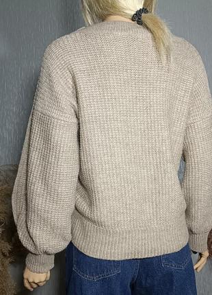 Песочный свитер с объемными рукавами5 фото