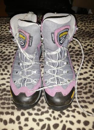 Кросівки жіночі