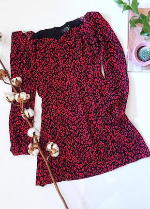 Коротке плаття з довгим рукавом в модний принт