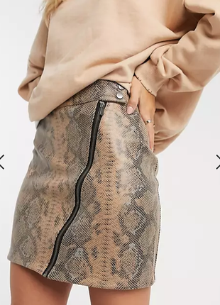 Экстравагантная кожаная юбка мини с асимметричной молнией в змеиный принт с сайта asos1 фото
