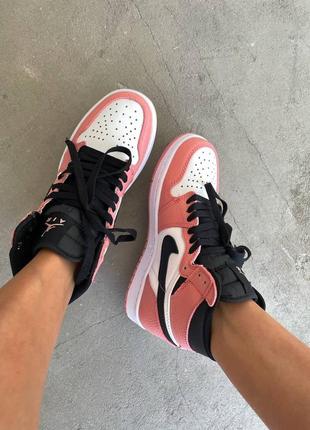 Прекрасные женские высокие кроссовки nike air jordan retro 1 pink quartz розовые с белым и чёрным6 фото